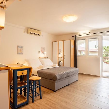 Apartmani Luky Karlobag Esterno foto