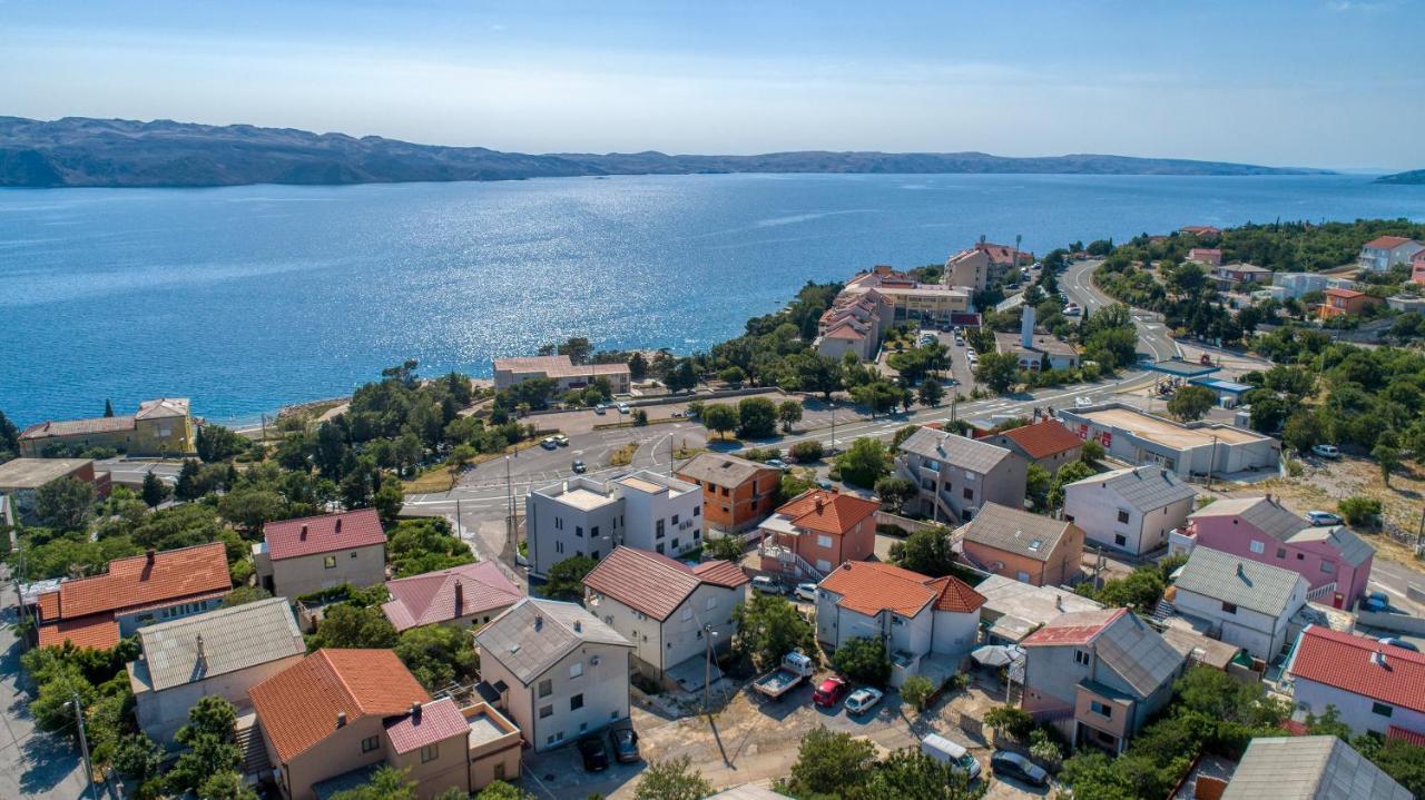 Apartmani Luky Karlobag Esterno foto