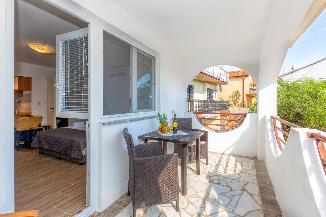 Apartmani Luky Karlobag Esterno foto
