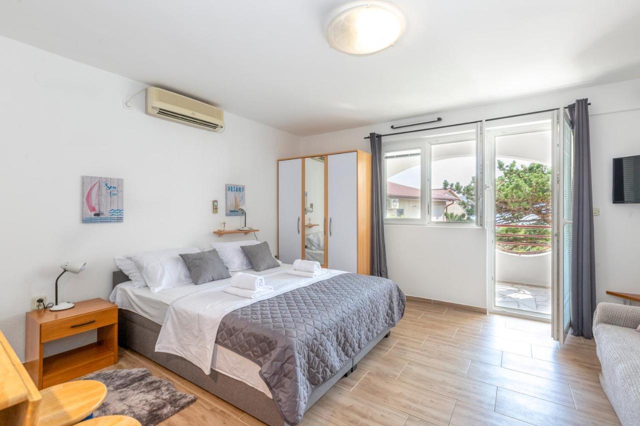 Apartmani Luky Karlobag Esterno foto