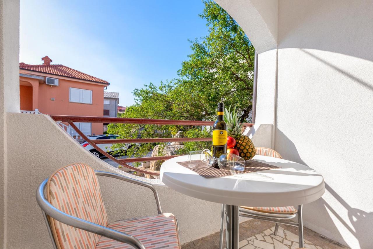 Apartmani Luky Karlobag Esterno foto