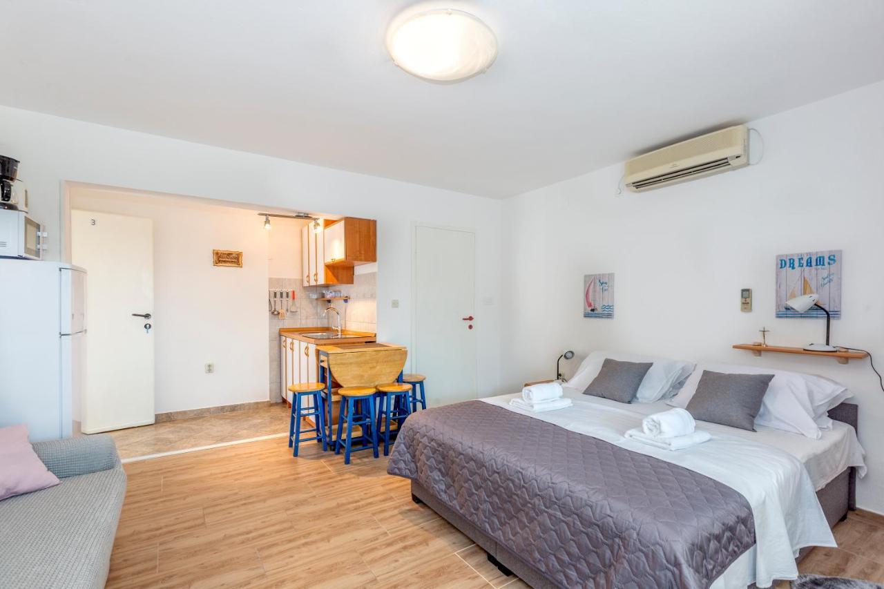 Apartmani Luky Karlobag Esterno foto