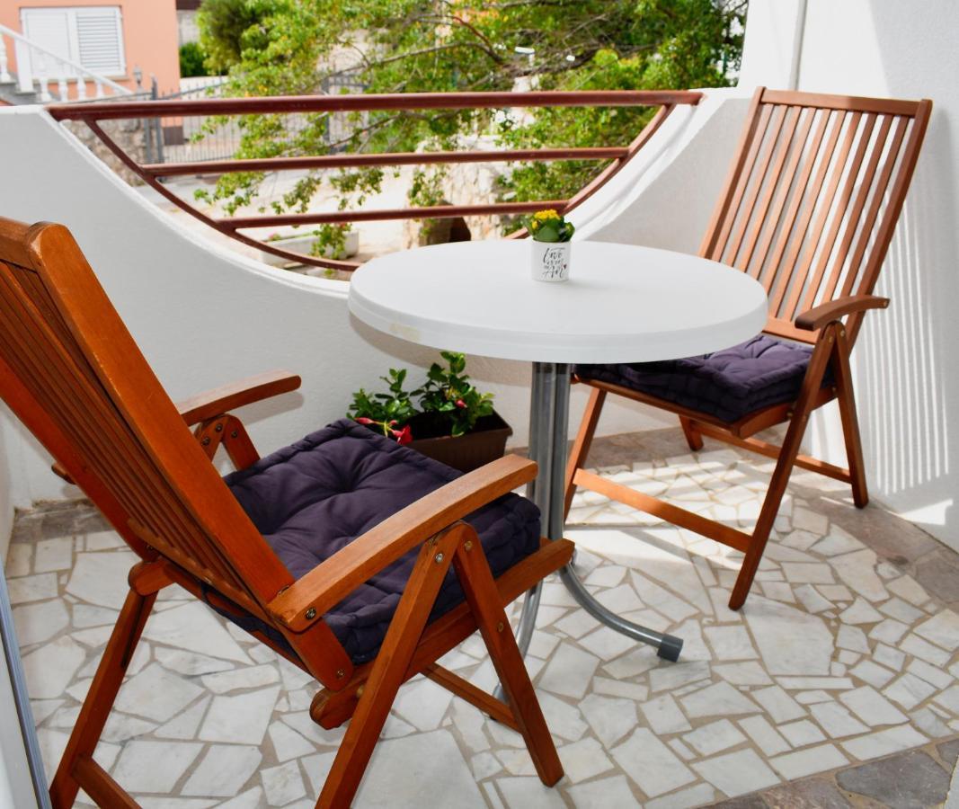 Apartmani Luky Karlobag Esterno foto