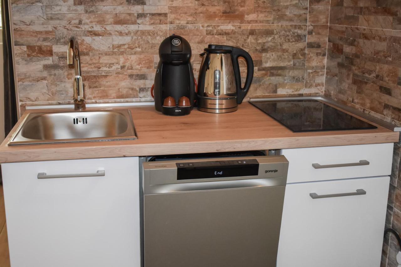 Apartmani Luky Karlobag Esterno foto