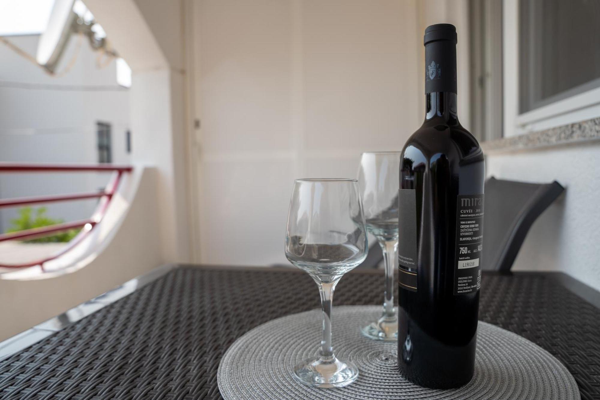 Apartmani Luky Karlobag Esterno foto