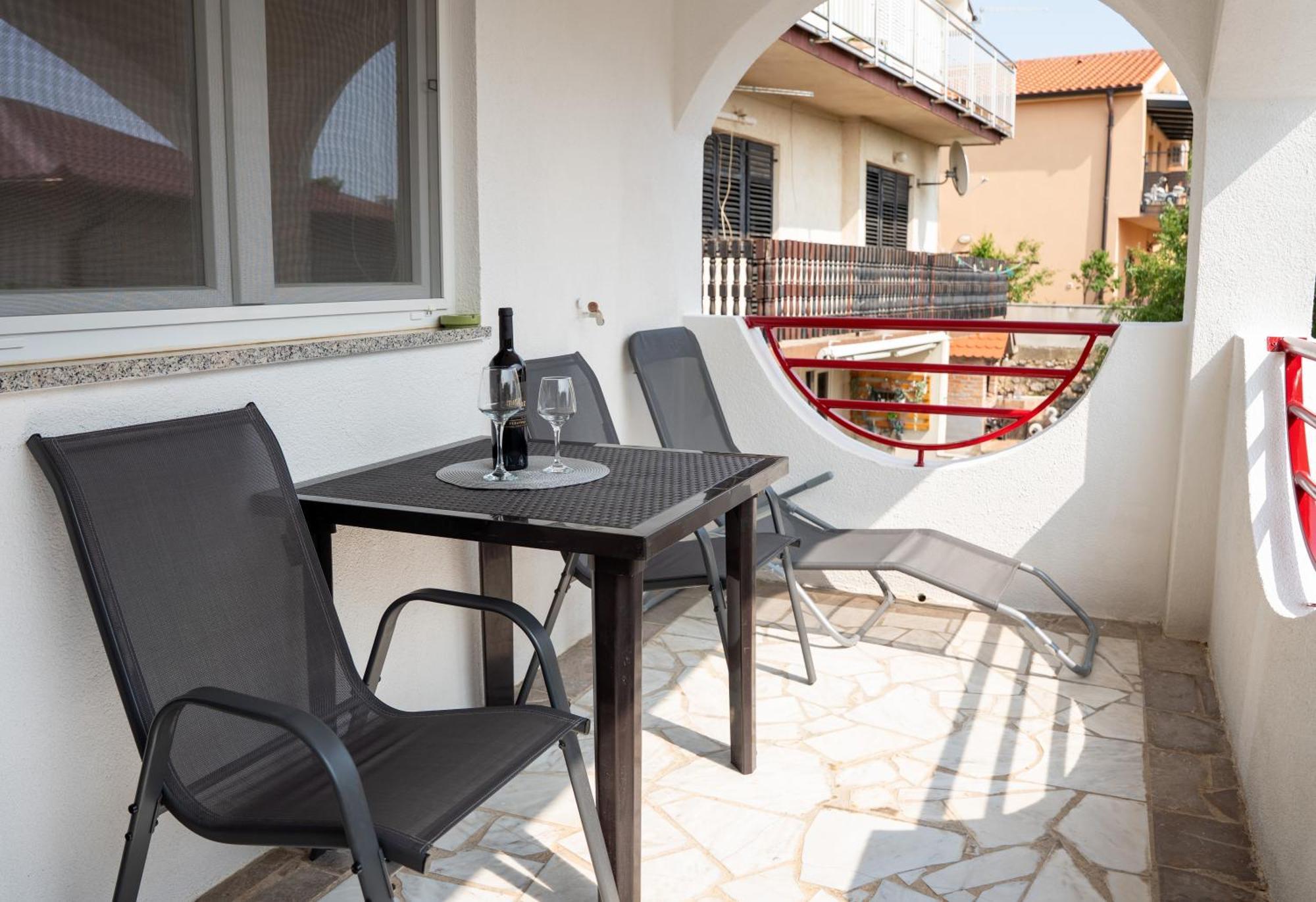 Apartmani Luky Karlobag Esterno foto
