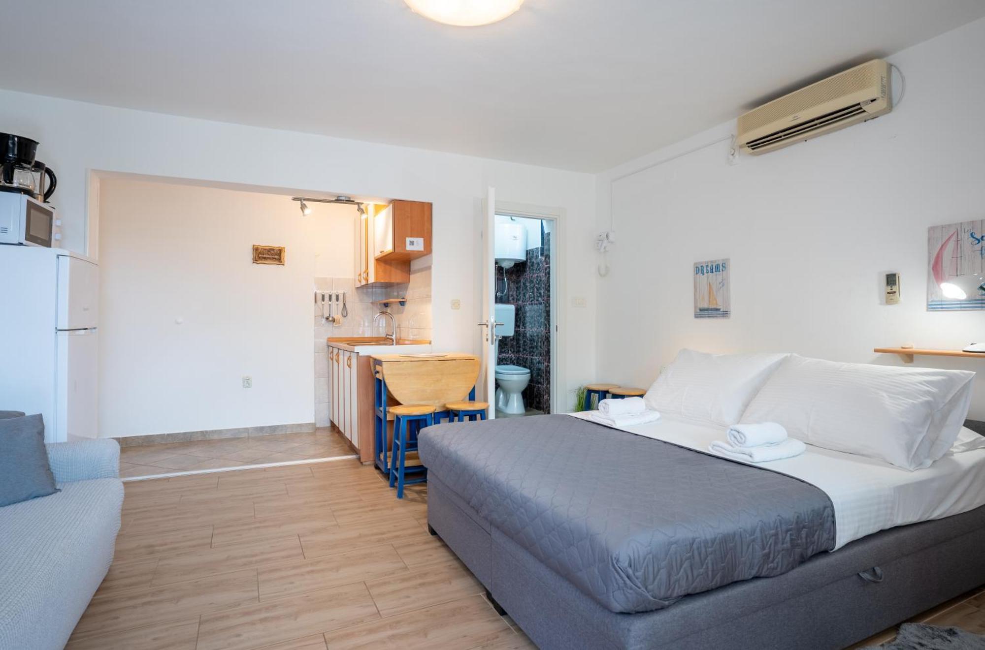 Apartmani Luky Karlobag Esterno foto