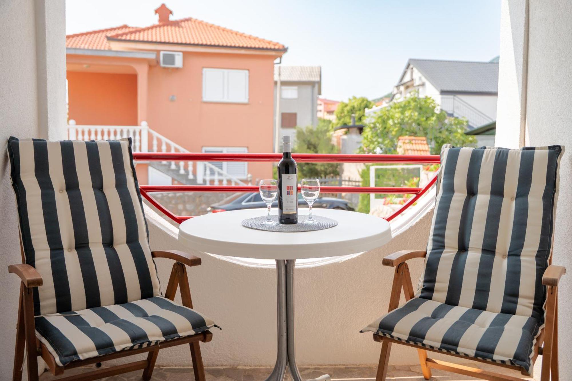 Apartmani Luky Karlobag Esterno foto