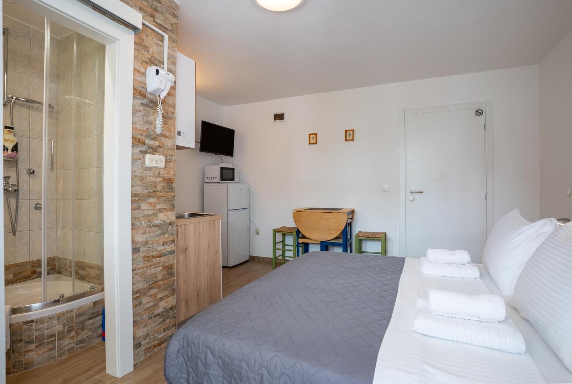 Apartmani Luky Karlobag Esterno foto