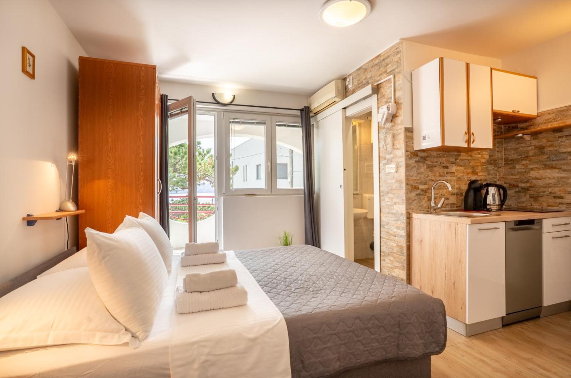 Apartmani Luky Karlobag Esterno foto