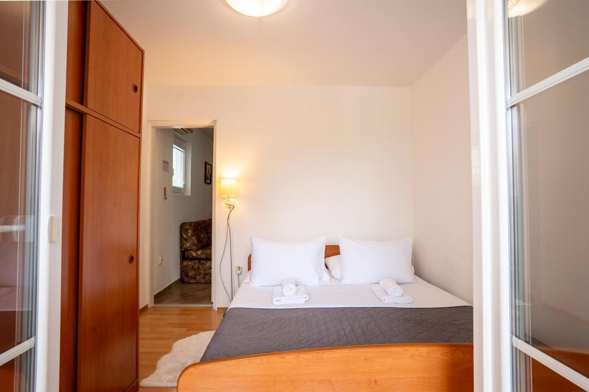 Apartmani Luky Karlobag Esterno foto