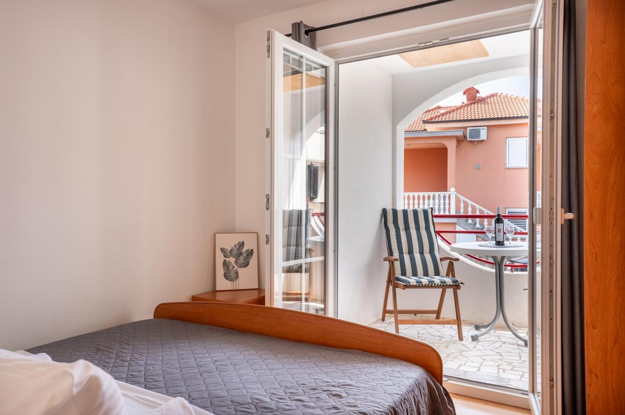 Apartmani Luky Karlobag Esterno foto