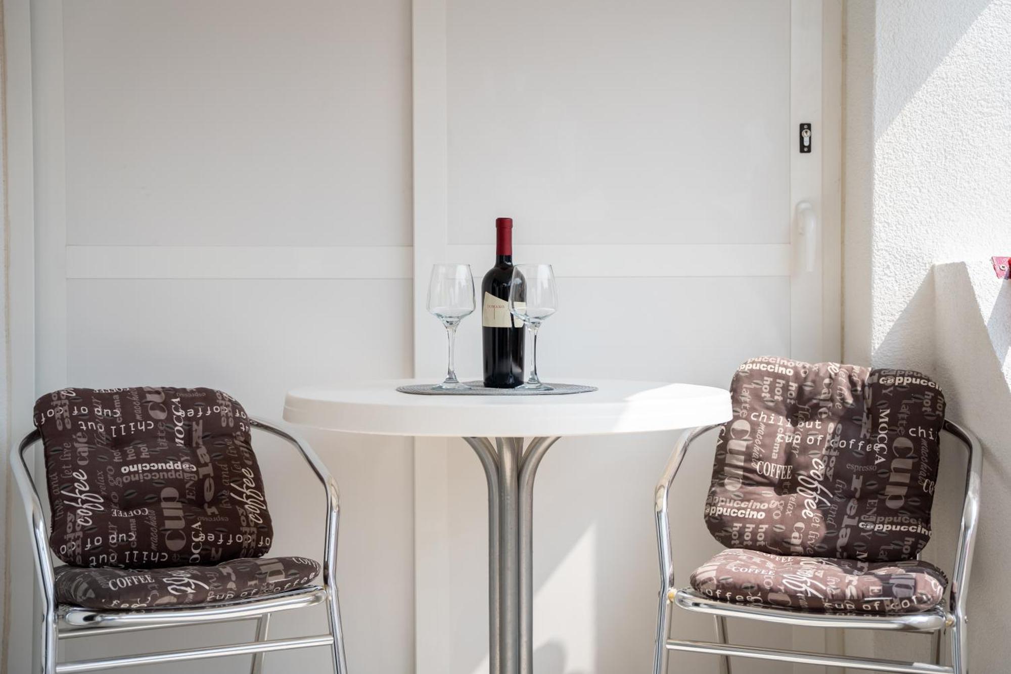 Apartmani Luky Karlobag Esterno foto