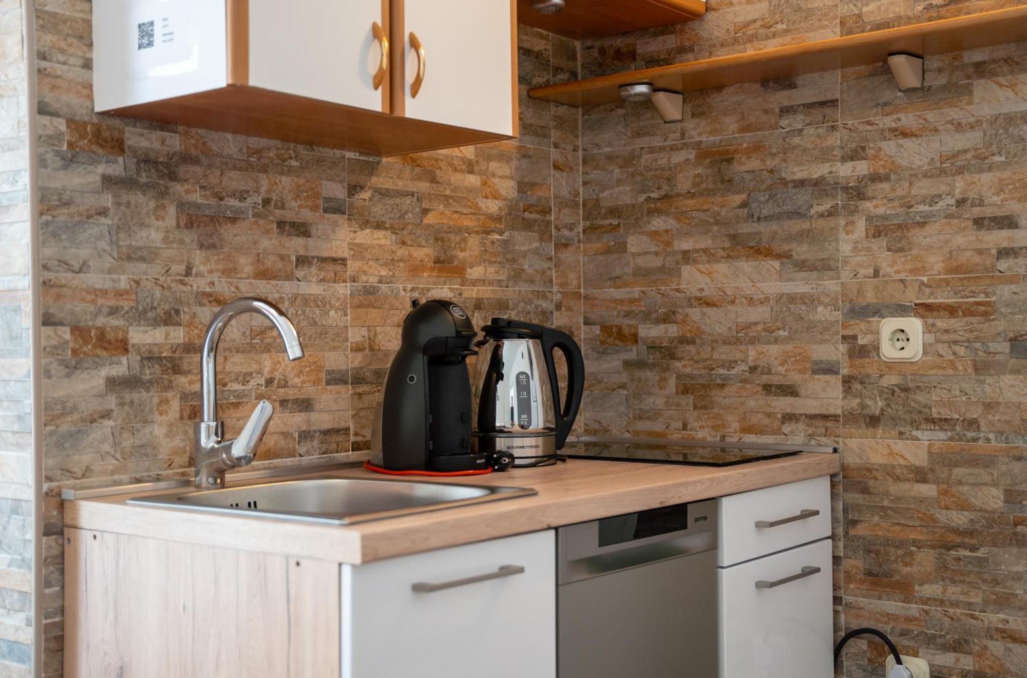 Apartmani Luky Karlobag Esterno foto